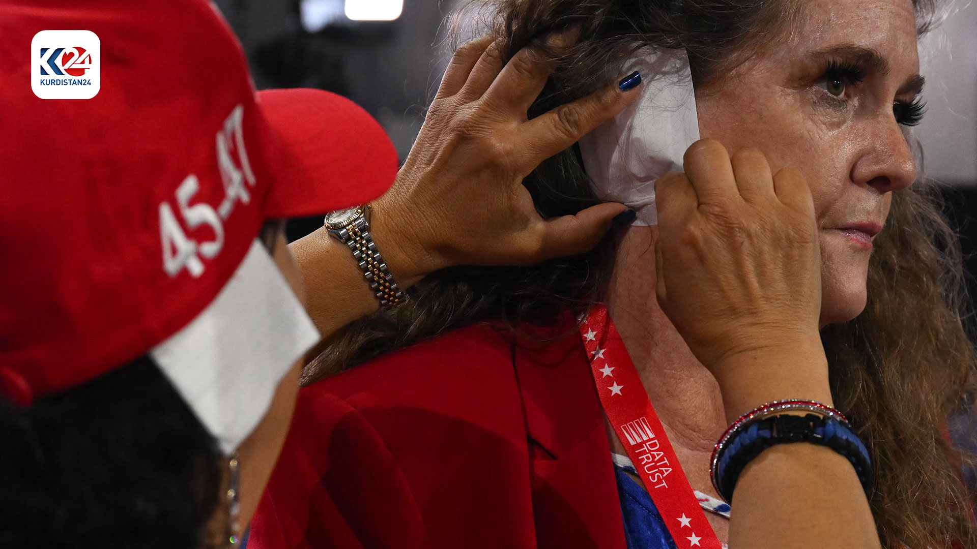 وەکوو هاوسۆزییەک، لایەنگرانی ترەمپ چەسپی سپی لە گوێی ڕاستیانەوە دەدەن (وێنە: AFP)