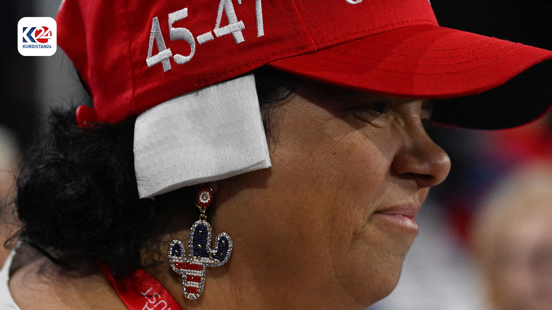 وەکوو هاوسۆزییەک، لایەنگرانی ترەمپ چەسپی سپی لە گوێی ڕاستیانەوە دەدەن (وێنە: AFP)