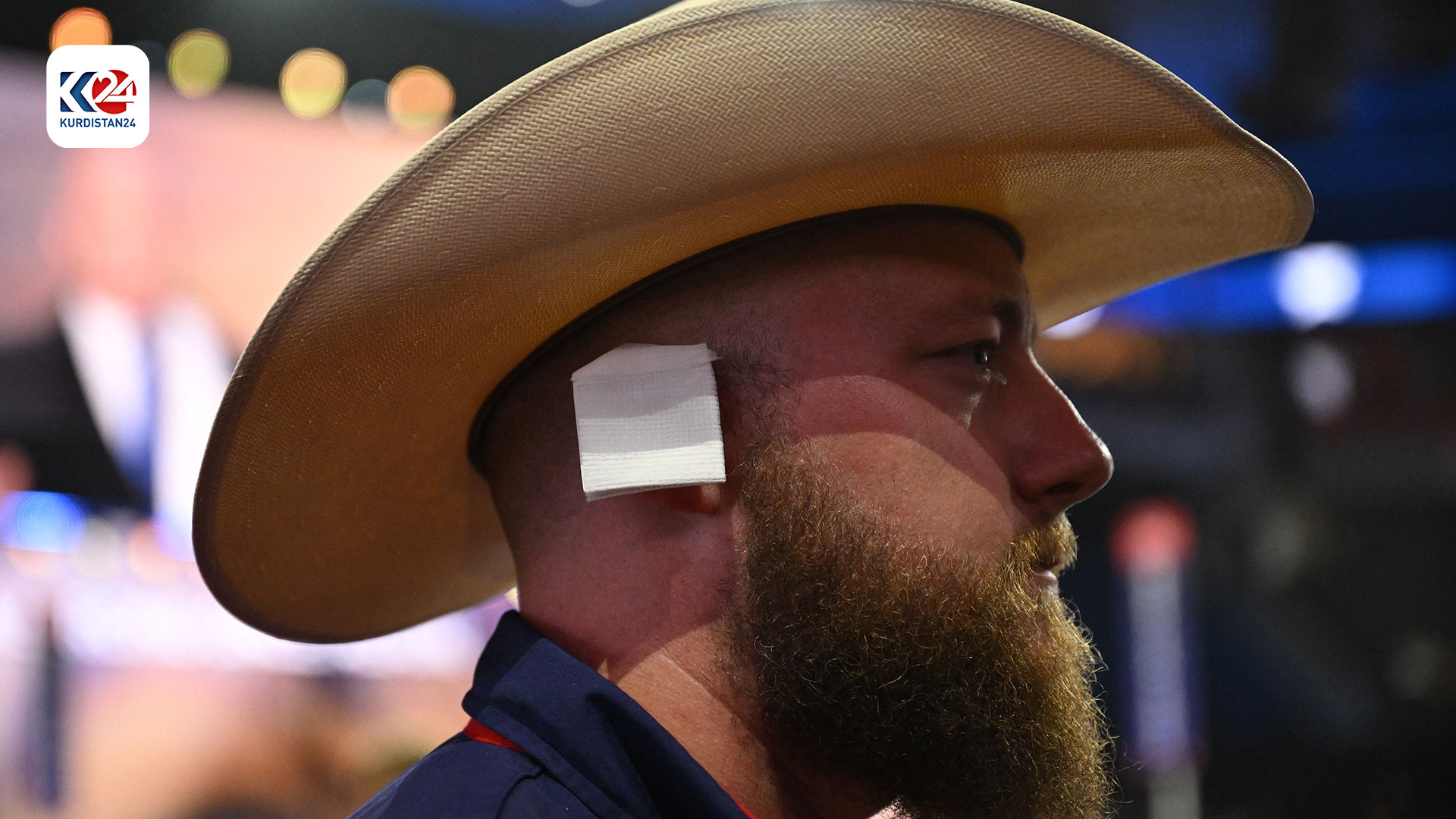 وەکوو هاوسۆزییەک، لایەنگرانی ترەمپ چەسپی سپی لە گوێی ڕاستیانەوە دەدەن (وێنە: AFP)