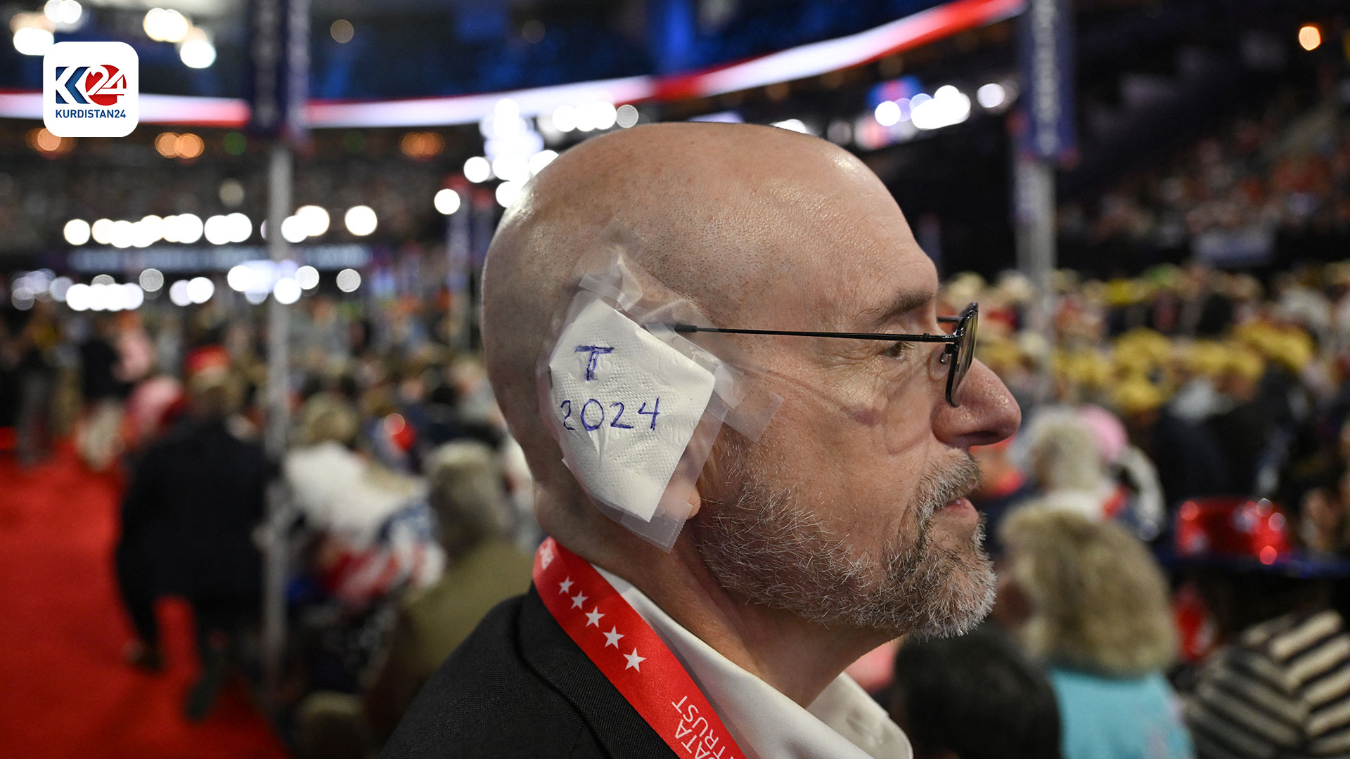 وەکوو هاوسۆزییەک، لایەنگرانی ترەمپ چەسپی سپی لە گوێی ڕاستیانەوە دەدەن (وێنە: AFP)