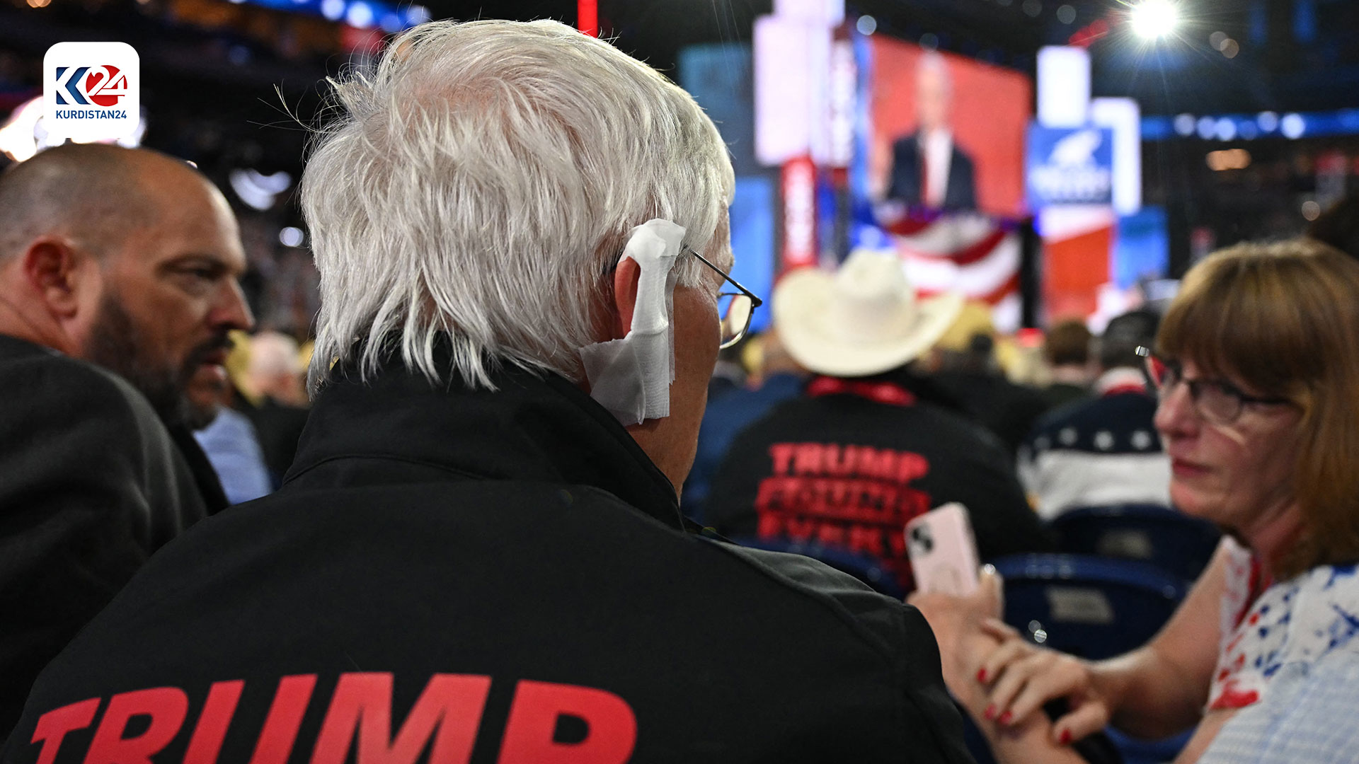 وەکوو هاوسۆزییەک، لایەنگرانی ترەمپ چەسپی سپی لە گوێی ڕاستیانەوە دەدەن (وێنە: AFP)