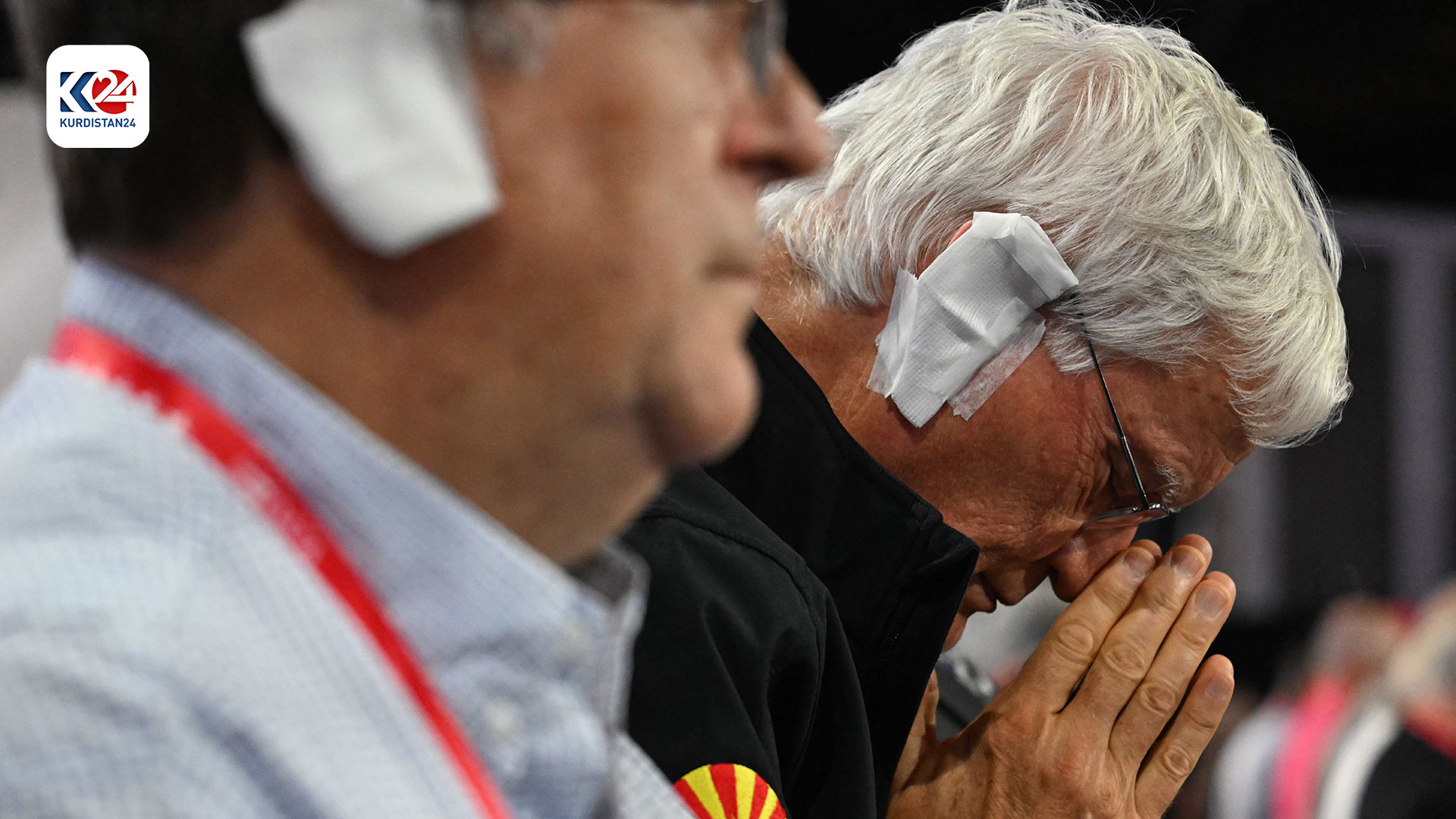 وەکوو هاوسۆزییەک، لایەنگرانی ترەمپ چەسپی سپی لە گوێی ڕاستیانەوە دەدەن (وێنە: AFP)