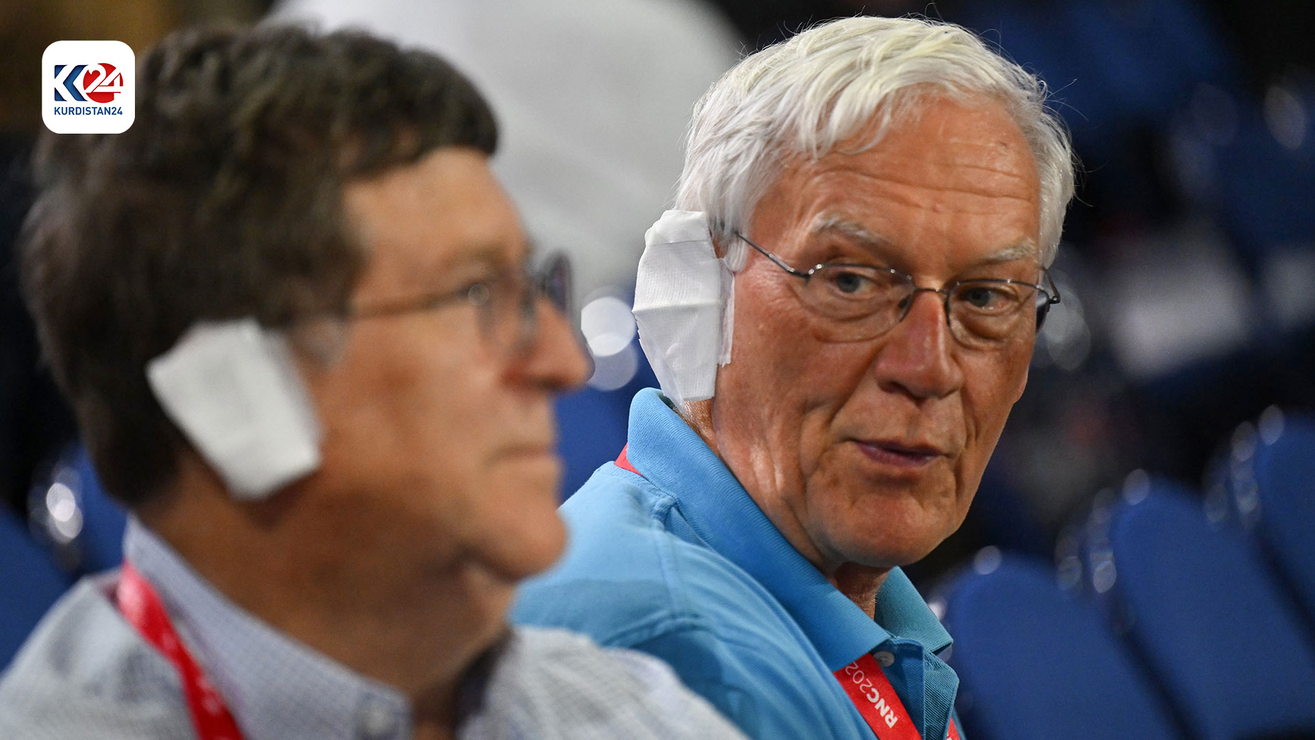 وەکوو هاوسۆزییەک، لایەنگرانی ترەمپ چەسپی سپی لە گوێی ڕاستیانەوە دەدەن (وێنە: AFP)