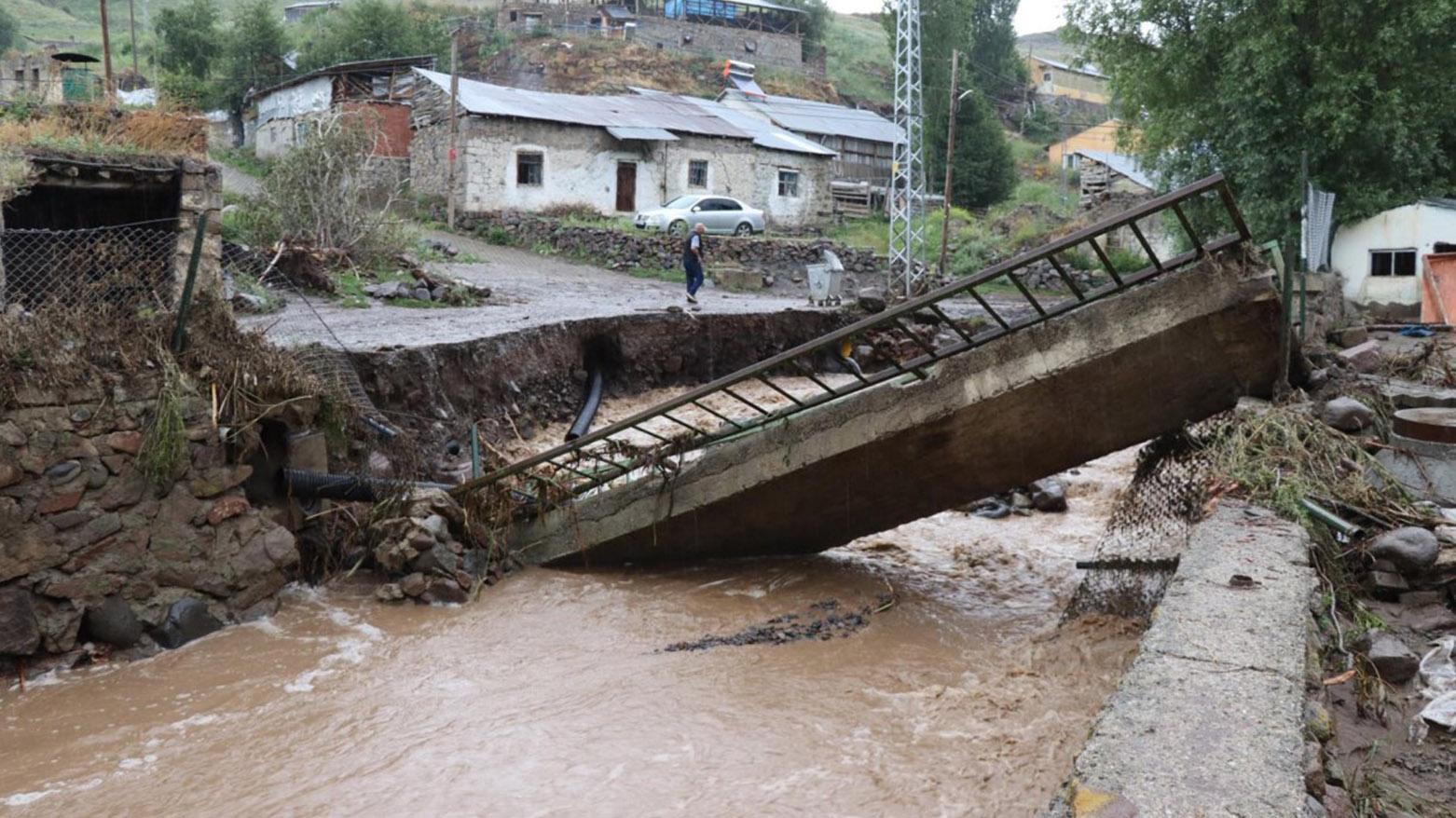 Li gundekî Erziromê lehiyê ziyan gihand gelek avahî û zeviyan