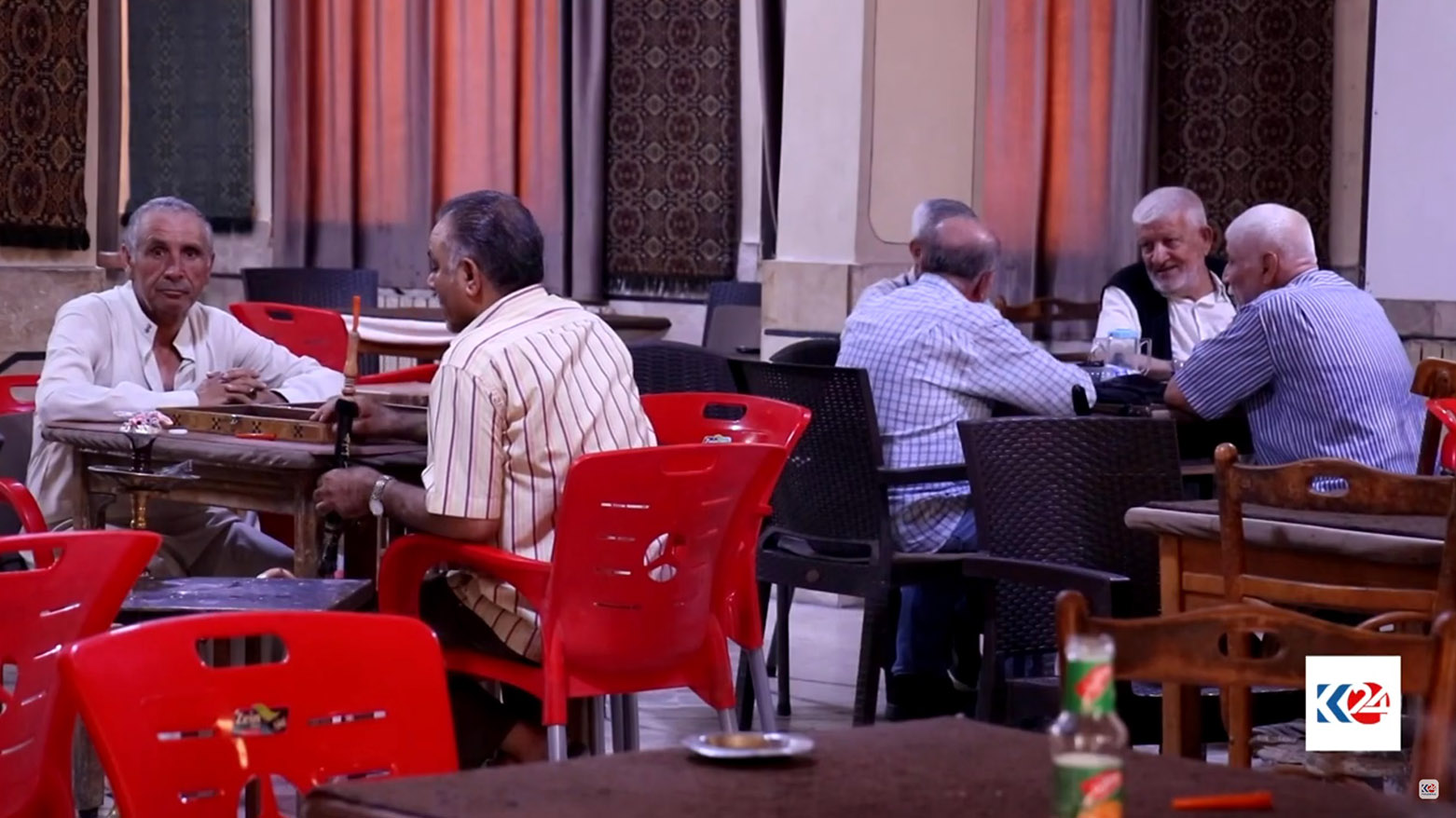 Çayxaneya Gerbîs li Qamişlo hemû pêkhateyan li xwe dicivîne