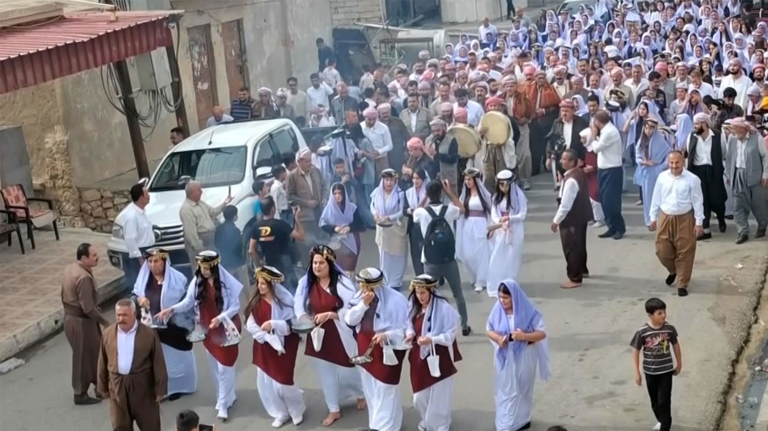 مراسم استقبال طواف الطاووس في قضاء شيخان (أرشيف كوردستان 24)