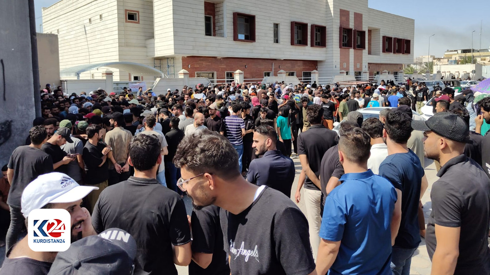 Graduates, health professionals stage protests in Dhi Qar, Baghdad