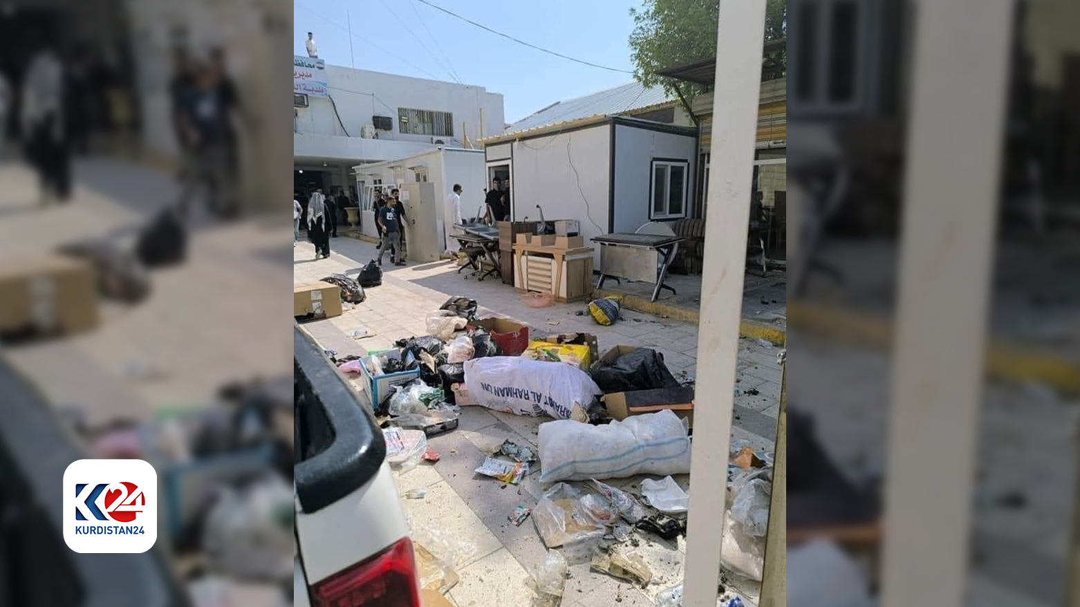 عقب تراكمها في الشوارع.. متظاهرو الناصرية يلقون بالنفايات في باحة مبنى البلدية