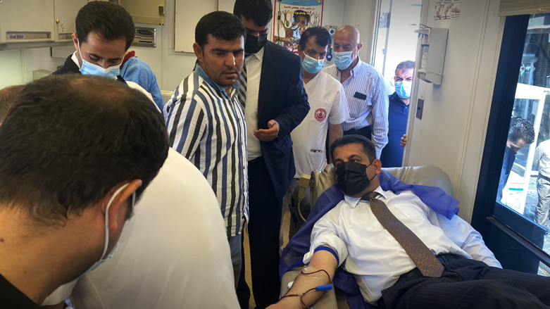 كان البرزنجي والمسؤولون الآخرون من أوائل المتبرعين بالدم - تصوير: كوردستان 24