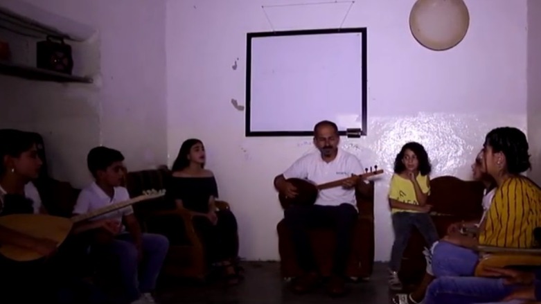 Murad Omerî 25 sal in zarokan fêrî mûzîkê dike