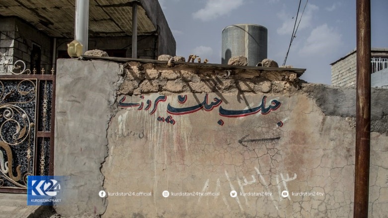 ترمیم شعار‌های دوران جنگ بر دیوارهای حلبچه