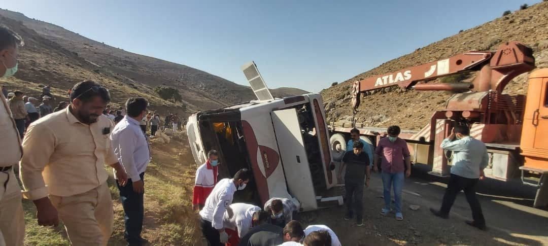 اتوبوس واژگون شده‌ی حامل خبرنگاران بە پیرانشهر، گفته می‌شود اتوبوس بە سبب خراب شدن سیستم ترمز دچار صانحه شده است