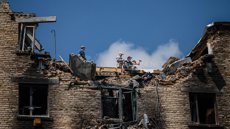 عائلة أوكرانية تحاول اعادة بناء منزلها