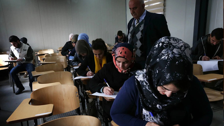 Iraqi students taking exams in a classroom, Jan. 31, 2016. (Photo: Safin Hamed/AFP)