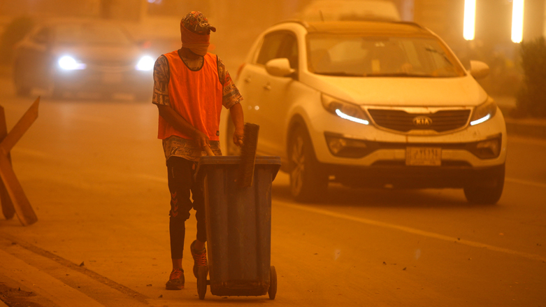 An Iraqi cleaner works to clean the street during a severe dust storm in the Iraqi capital Baghdad May 1, 2022 (Photo: Ahmad Al-Rubaye/AFP)