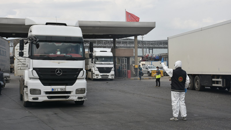 Trucks at Turkey’s Habur border gate to Iraq in the southeastern province of Sirnak, April 22, 2020. (Photo: AA)