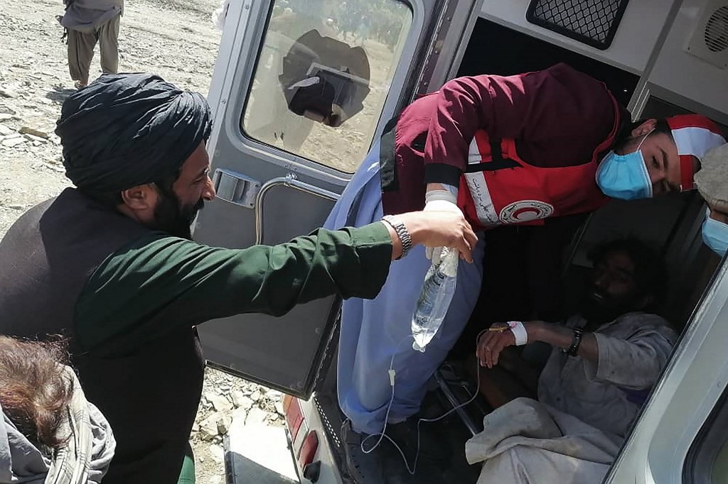 A member of the Afghan Red Crescent Society giving medical treatment to a victim following an earthquake in Afghanistan's Gayan district, Paktika province, June 22, 2022. (Photo: AFP/ Bakhtar News Agecny)
