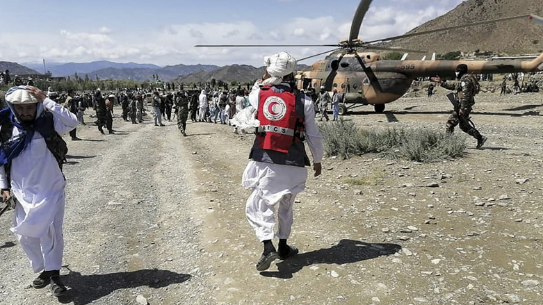 Aldiers and Afghan Red Crescent Society officials near a helicopter at an earthquake hit area in Afghanistan's Gayan district, Paktika province, June 22, 2022. (Photo: AFP/ Bakhtar News Agency)