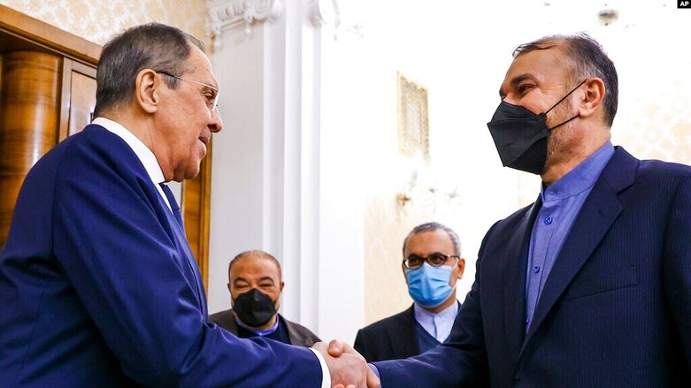 Russian Foreign Minister Sergei Lavrov shakes hands with his Iranian counterpart Hossein Amir Abdollahian in Moscow, Russia, Jan. 20, 2022 (Photo: AP)