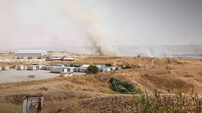 ارتفاع سحابة من الدخان قرب الحقل - صورة: كوردستان 24