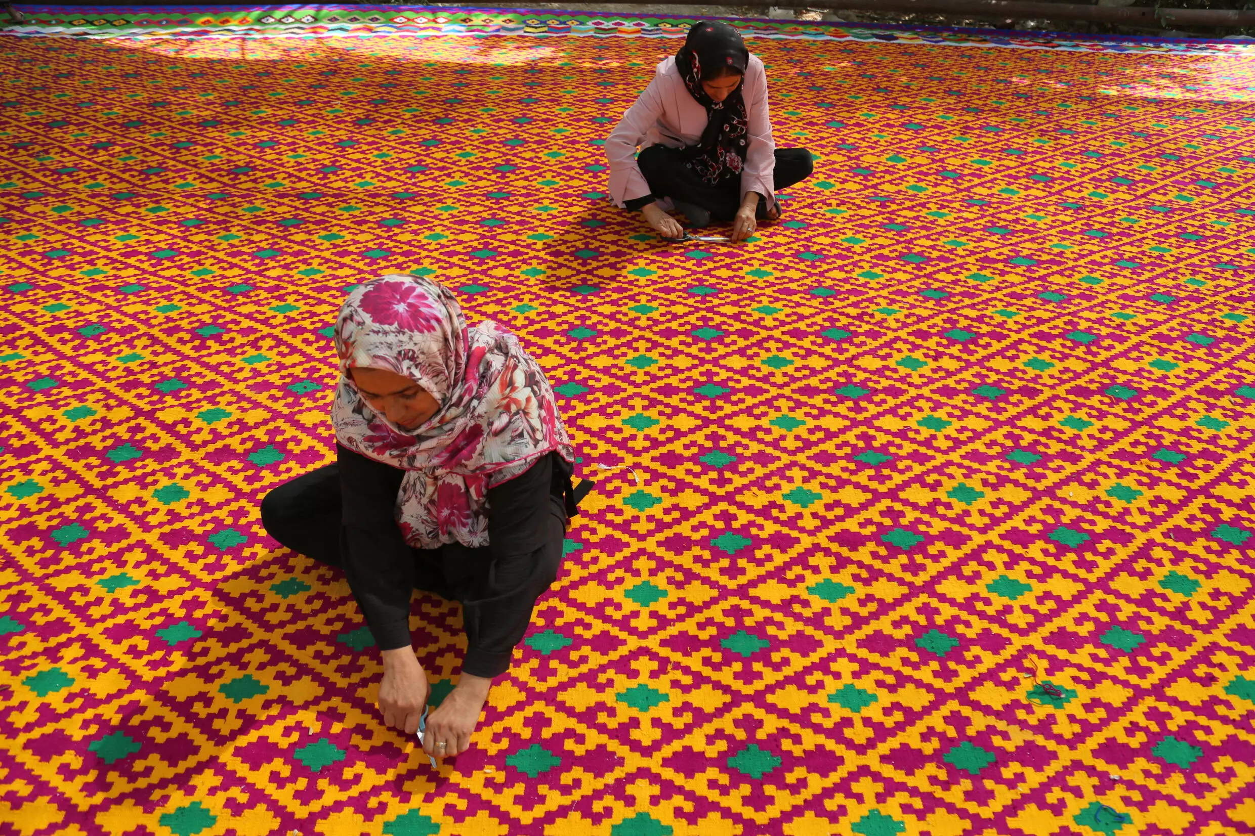 Iran announced producing the largest hand-woven kilim in the world at 105 square metres (Photo: Farzaneh Chakhmagh Zas/Iran's Young Journalists Club/AFP)