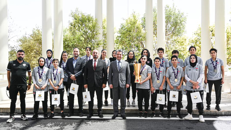 Kurdistan Region Prime Minister Masrour Barzani (center) stands for a group photo with players of the Iraqi national futsal team in Erbil, June 28, 2022. (Photo: KRG)