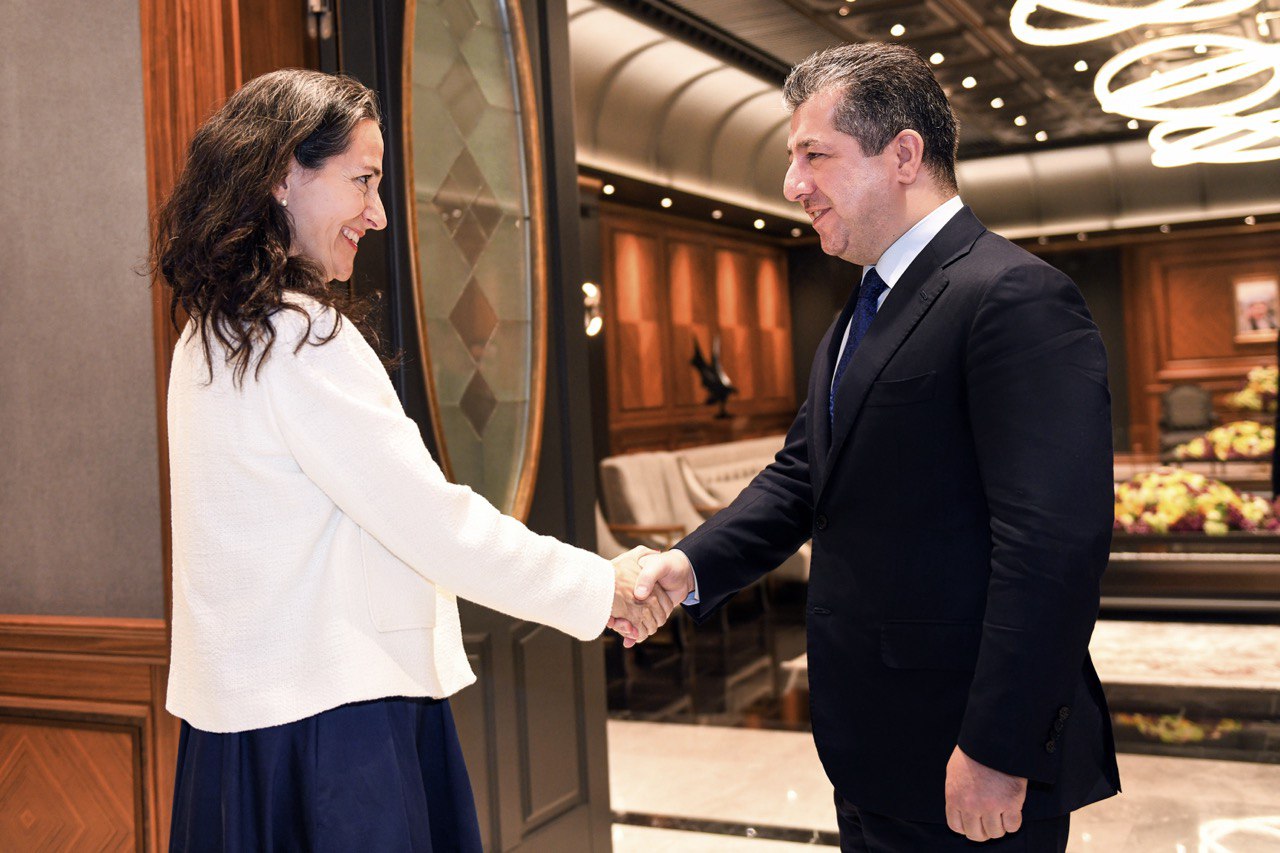 Kurdistan Region Prime Minister Masrour Barzani (right) shaking hands with Ambassador of Switzerland to Jordan and Iraq, Emilija Georgieva, June 6, 2023. (Photo: KRG)