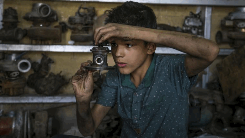 A 14-year-old child works at a car repair shop in Baghdad (Photo: UNICEF)