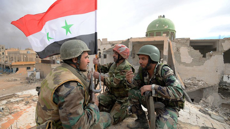 مقاتلون يرفعون العلم السوري (وكالات)