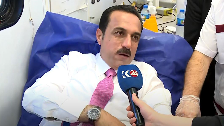 محافظ أربيل أوميد خوشناو أثناء التبرّع بالدم