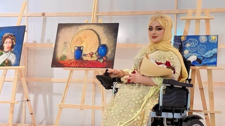 فاتیمە بە خامە رەنگاوڕەنگەکانی رەشبینی لە ژیان خۆیدا دەسڕێتەوە
