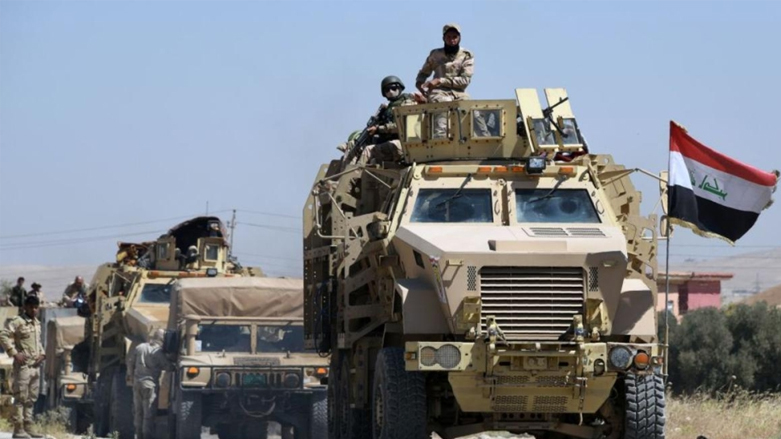 مركبة نقل جنود ترفع العلم العراقي