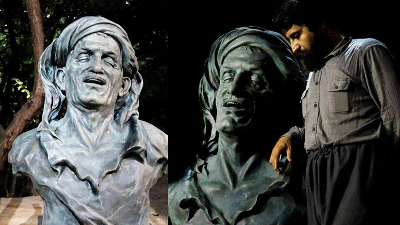النحات بشير تصري بجوار تمثال حسن زيرك