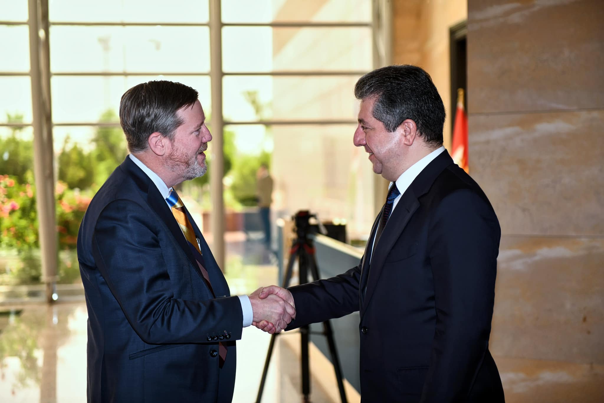 Kurdistan Region Prime Minister Masrour Barzani (right) shaking hands with Steve Lutes, the US Chamber of Commerce vice president for the Middle East affairs in Erbil, June 19, 2023. (Photo: KRG)