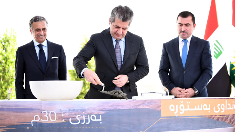مسرور بارزانی، نخست وزیر اقلیم کوردستان در هنگام گذاشتن سنگ بنای سد بستوره