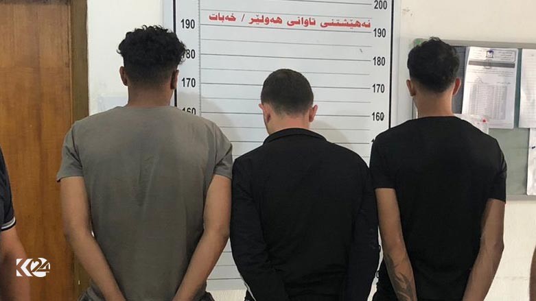 وێنەی سێ تۆمەتبارەکە دوای دەستگیرکردنیان