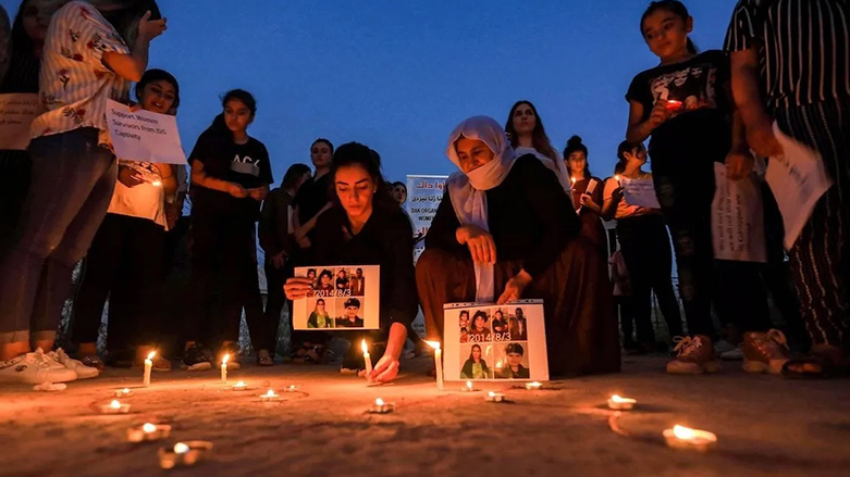 مراسم سوگواری کوردهای ایزدی‌ که در یورش تروریستی سال ٢٠١٤ داعش، هزاران نفر از هم‌کیشان خود را از دست دادند