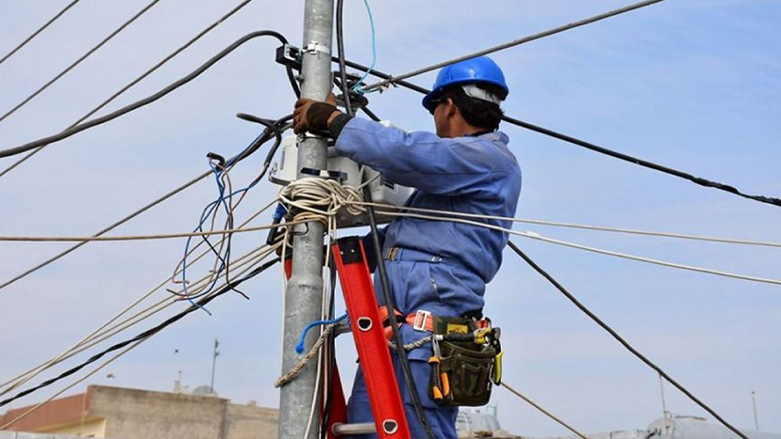 کارمەندێکی چاککردنەوەی وەزارەتی کارەبا لە کاتی کارکردن