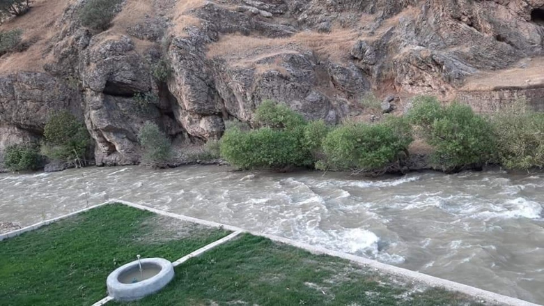 دیمەنێکی رووباری باڵەکایەتی - ئەرشیف