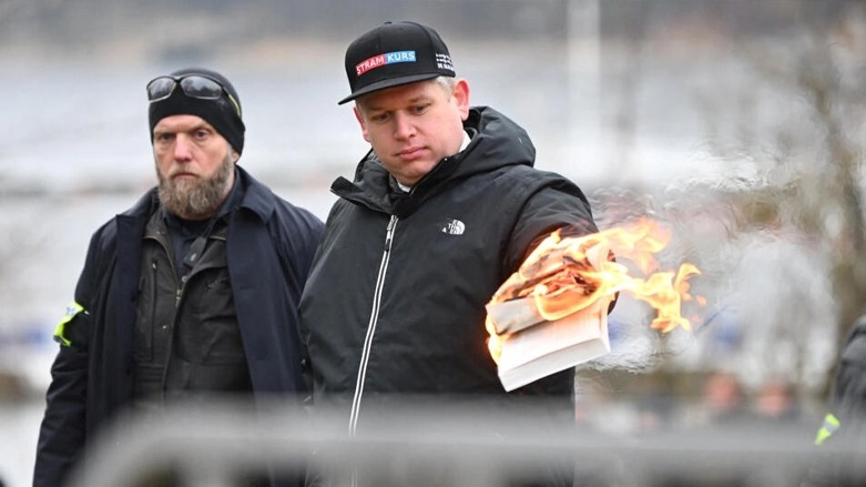 زعيم الحزب السياسي الدانماركي اليميني المتطرف سترام كورس راسموس بالودان يحرق نسخة من القرآن خلال مظاهرة أمام السفارة التركية في ستوكهولم. السويد في 21 يناير/كانون الثاني 2023. © رويترز/أرشيف.
