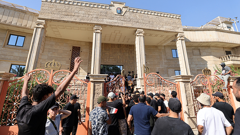 متظاهرون مناصرون للصدر يقتحمون سفارة السويد في بغداد رداً على حرق المصحف الشريف / AFP