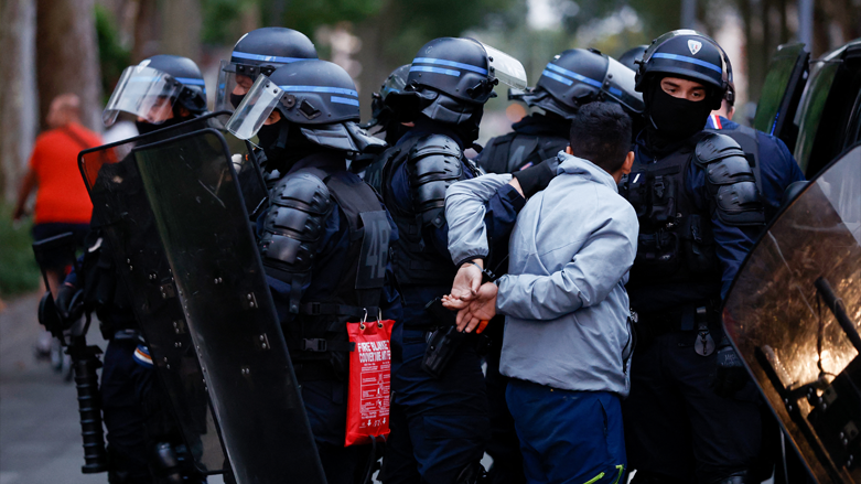 پۆلیسی پاریسی پایتەختی فەرەنسا خۆپیشاندەرێک دەستگیردەکات | وێنە: AFP