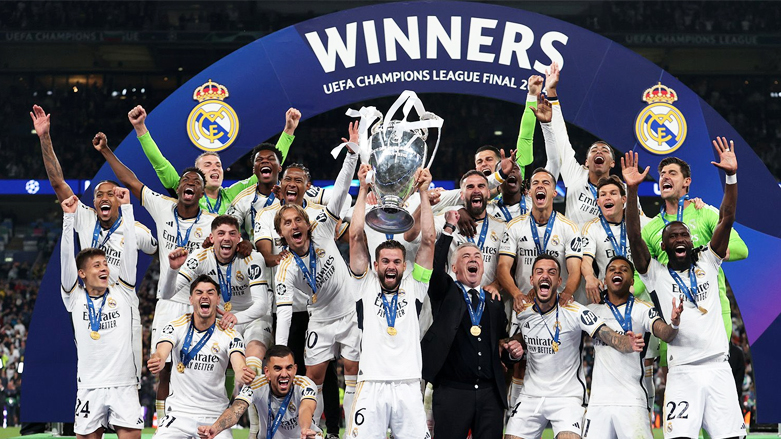 ریال مەدرید لە كاتی بەرزكردنەوەی نازناوی پازدەیەمینی چامپیۆنزلیگ