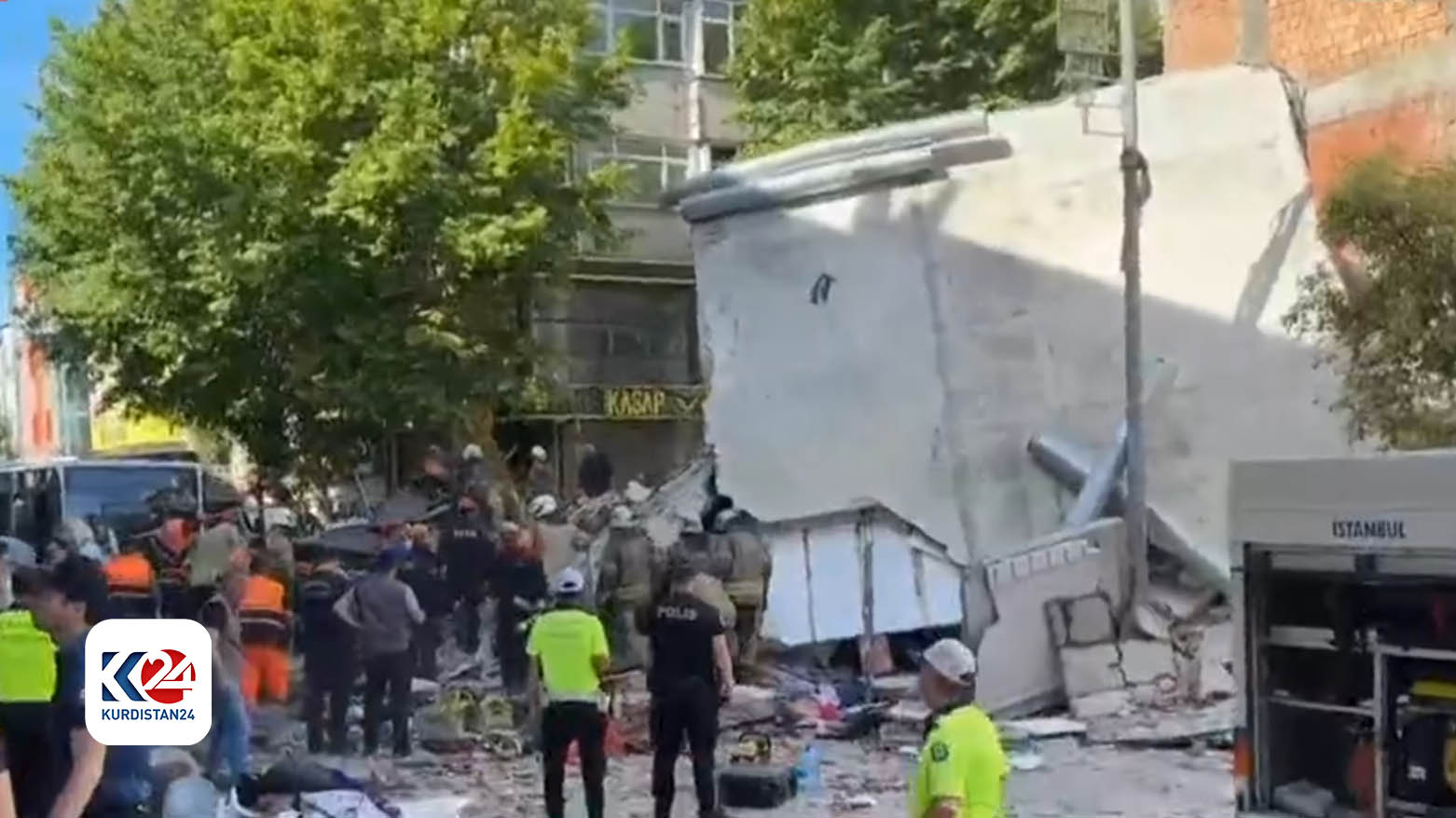 İstanbul'da bina çöktü: Enkaz altında kalanlar var