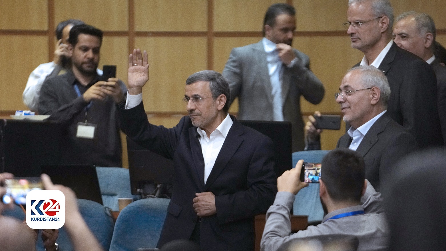 ئەحمەدی نەژاد خۆی بۆ سەرۆکایەتیی کۆماری ئێران کاندید دەکاتەوە