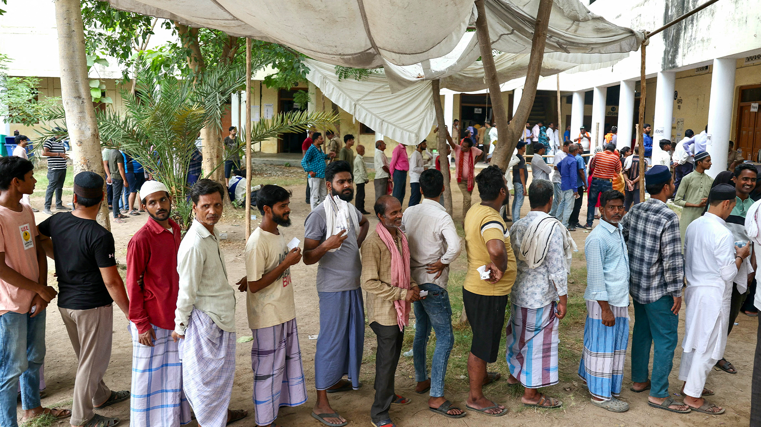 Voters queue up to cast their ballots at a polling station in Varanasi on June 1, 2024, during the seventh and final phase of voting in India's general election. (Photo: AFP)