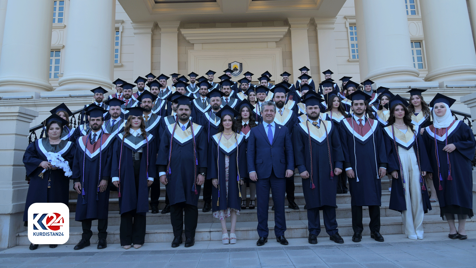 سەرۆکوەزیران مەسرور بارزانی وێنەی یادگاری لەگەڵ دەرچووانی زانکۆی ئەمەریکی – کوردستان لە دهۆک دەگرێت