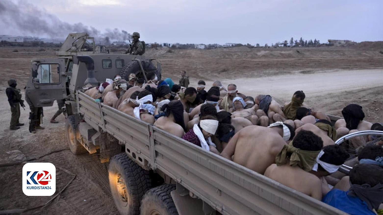 کامیون حامل زندانیان فلسطینی، غزه ٨ دسامبر ٢٠٢٣ &ndash; عکس: AP