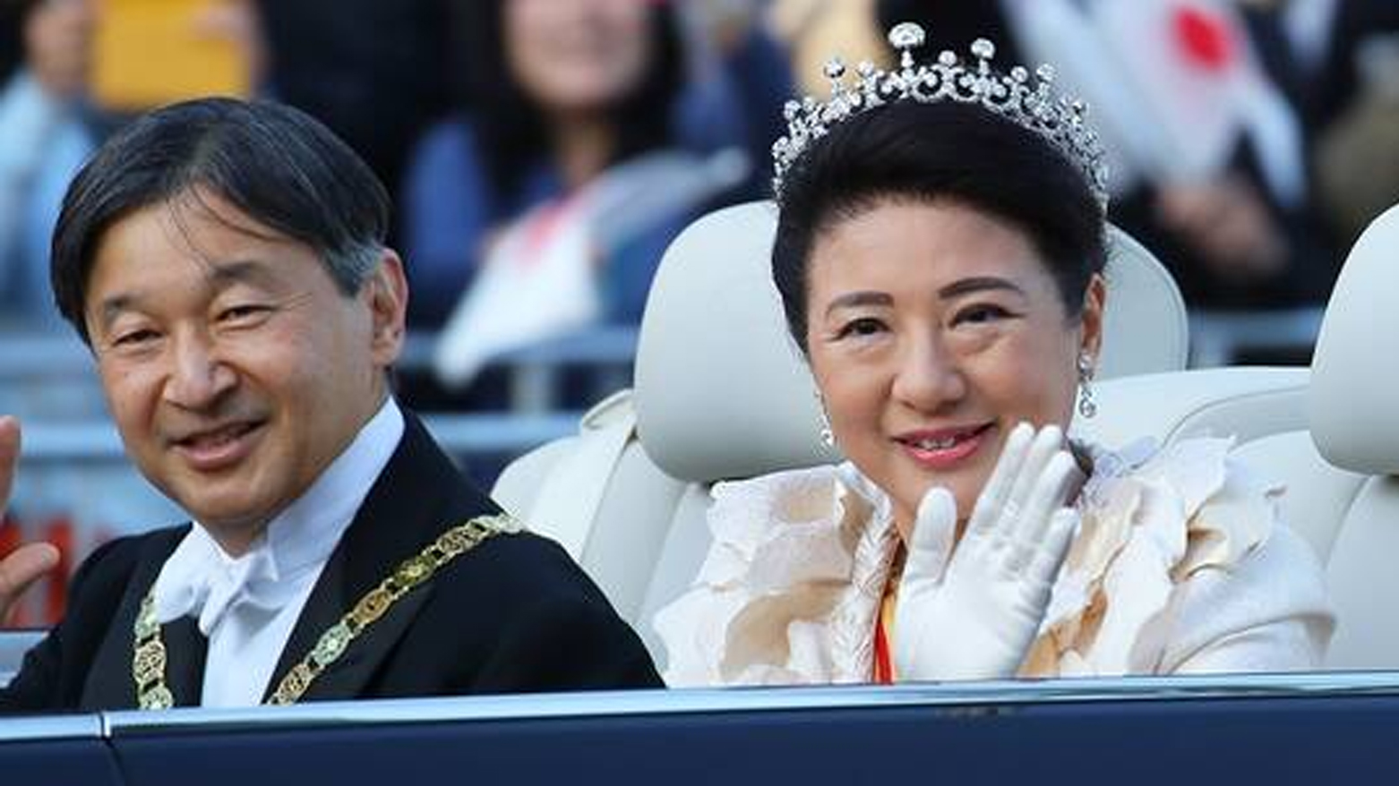 ناروهیتۆ ئیمپراتۆری ژاپۆن و هاوسەرەکەی ماساکۆ