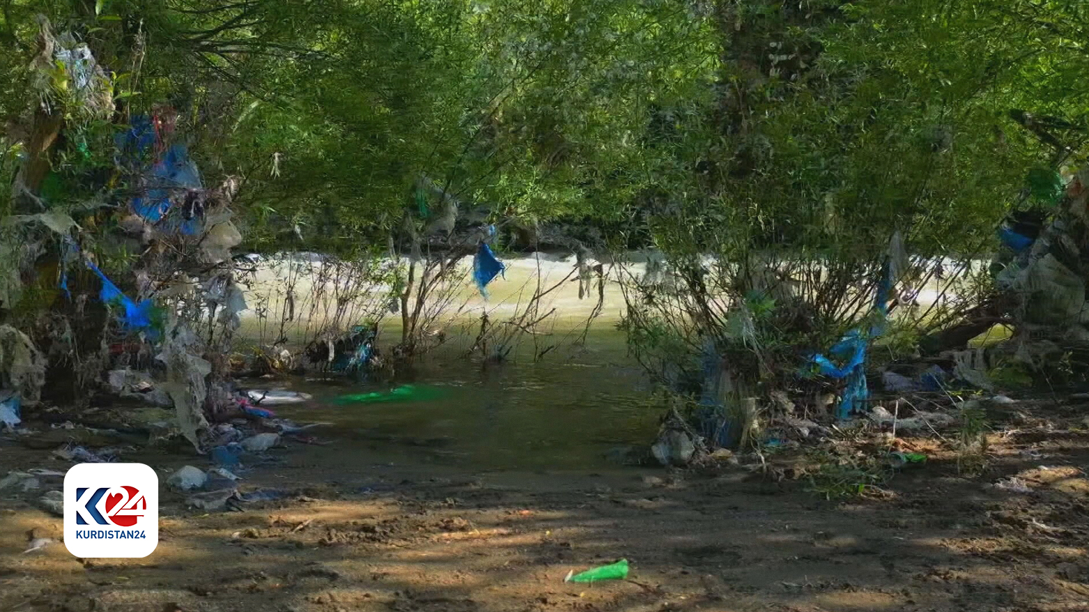 Şemzînan's (Şemdinli) river, rubbish dumped in to the river (Photo: Kurdistan 24)